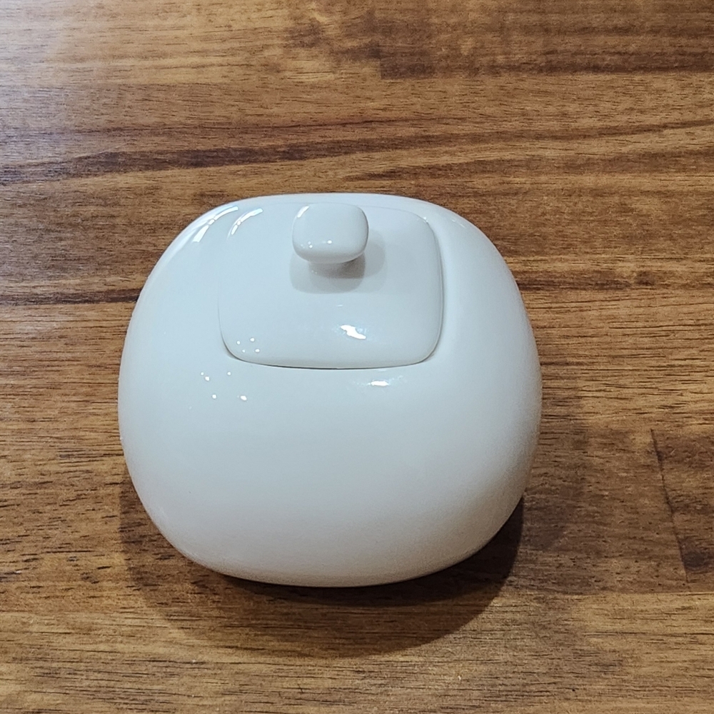 10 Strawberry Street White Ceramic Sugar Bowl with Lid
